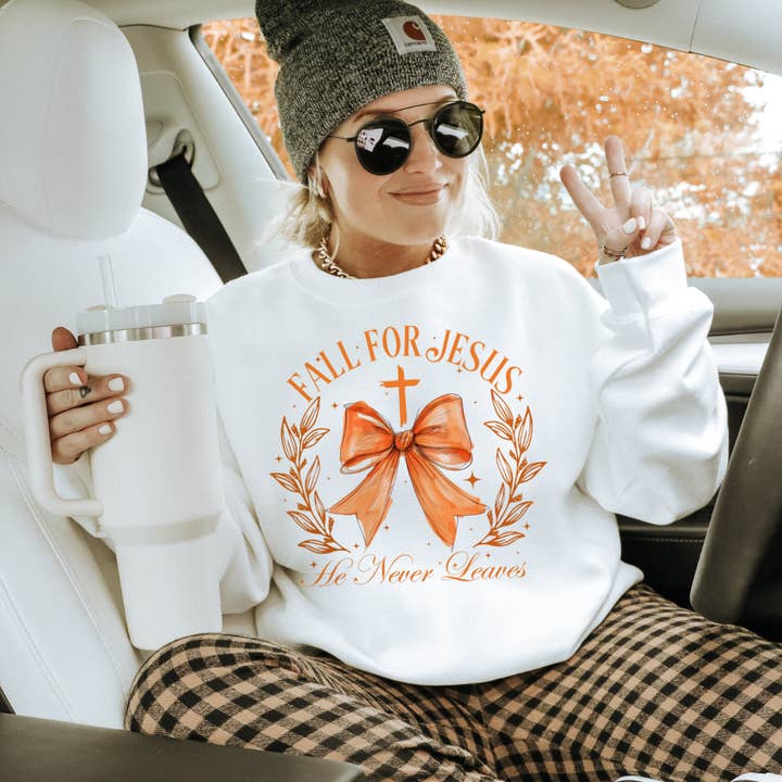 Chandail à col rond Fall For Jesus Autumn Coquette pour la vente par Hello Poppy Company