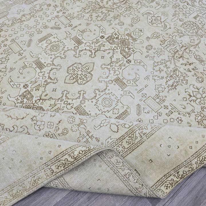 Alfombra Oushak 8x11: Alfombra de Área Turca Vintage de Lana, Geométrica Neutra Desgastada para venta al por mayor de MesopotamiaRugs