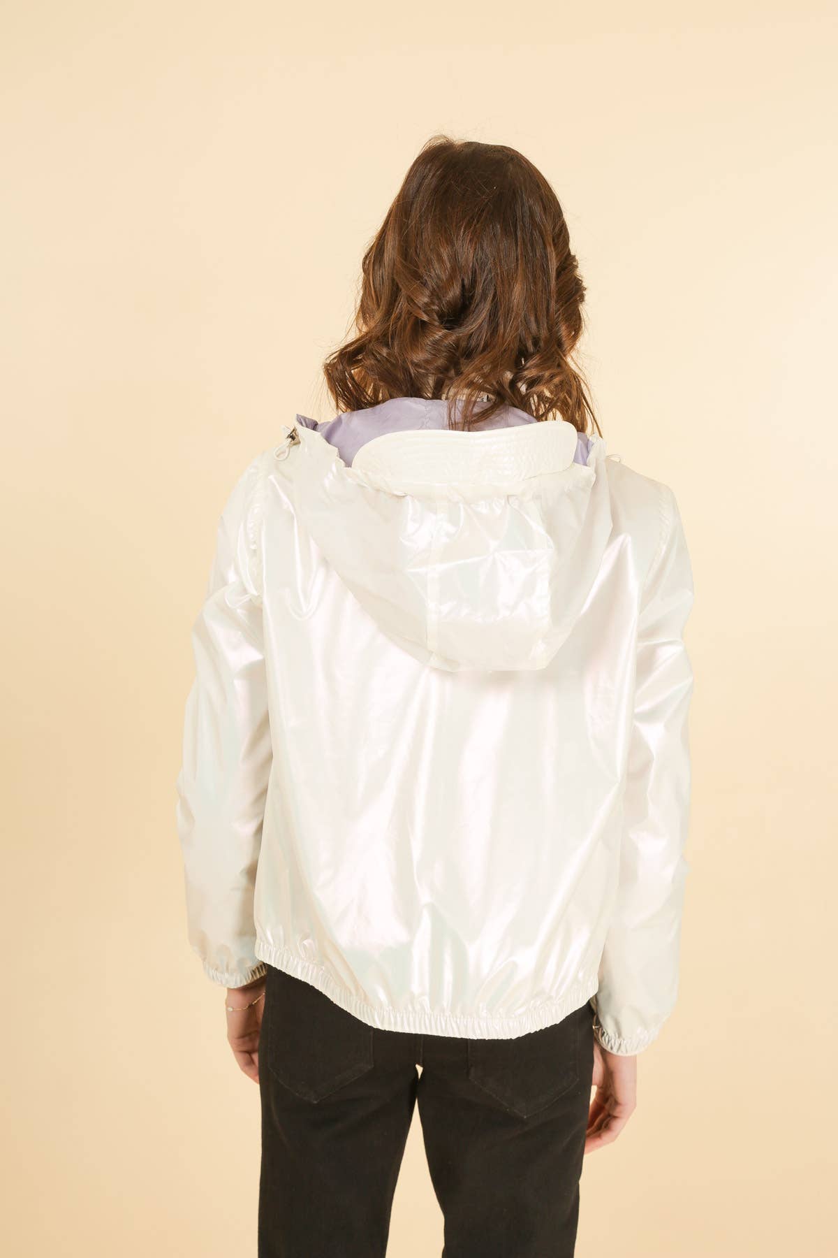 Attrait Paris – Engroshandel Vindjakke - Dame – Kort metallisk vindjakke med hætte og integreret skygge1