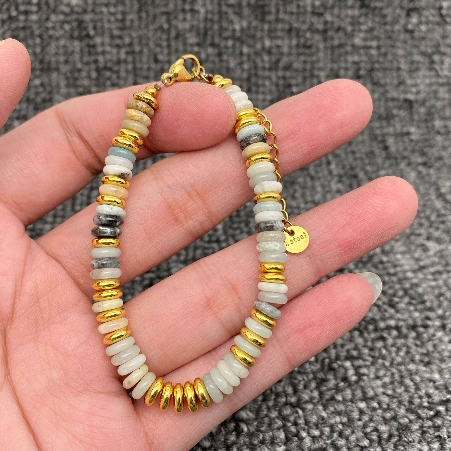 Mio Queena – Großhandel Perlenarmband – Armbänder mit Stein und 18K vergoldeten Edelstahlperlen - FGS/CS3