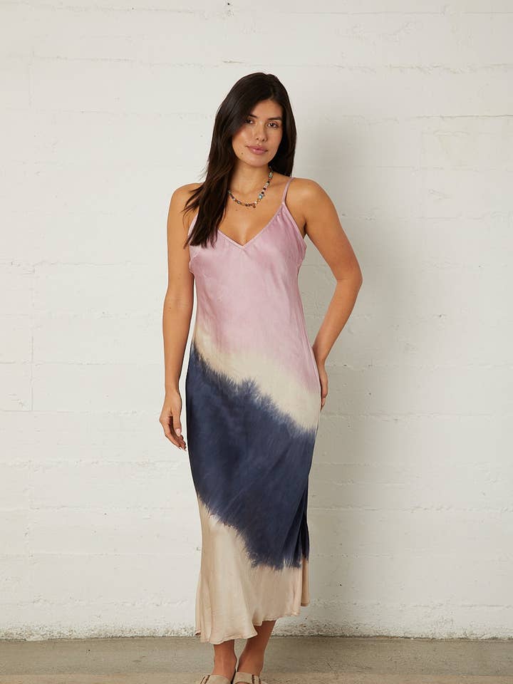 Abito Satin Skye a taglio sbieco per la vendita all'ingrosso da parte di River + Sky