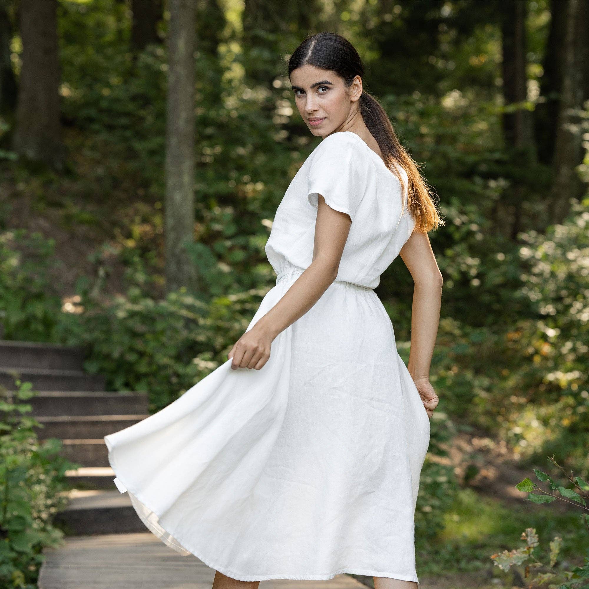 menique – Großhandel Kleid – Damen – Leinenkleid mit Knopfleiste vorne Brigit - Weißes Sommer-Freizeitkleid2