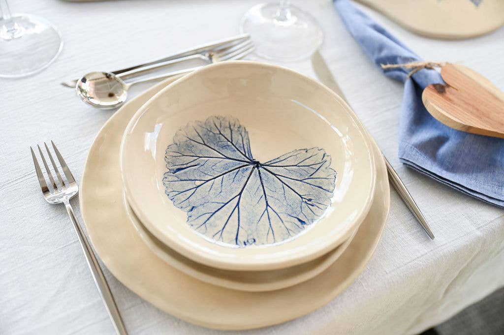 Semear - Wholesale Borden - Diepe schaal met lentemotieven in kobaltblauw