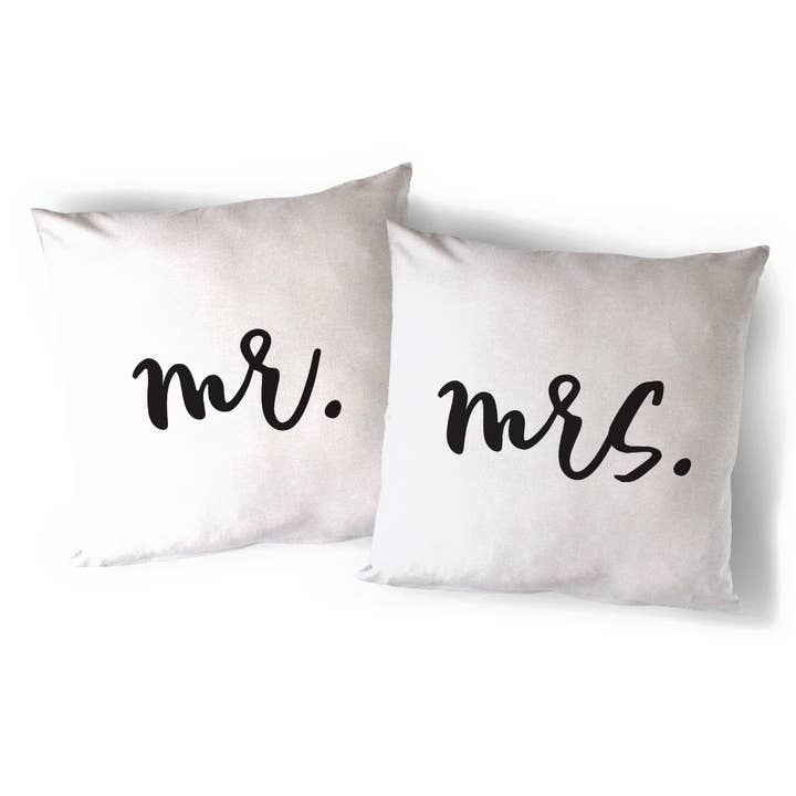 Taie d'oreiller Mr et Mme - Lot de 2 pour la vente par The Cotton & Canvas Co.
