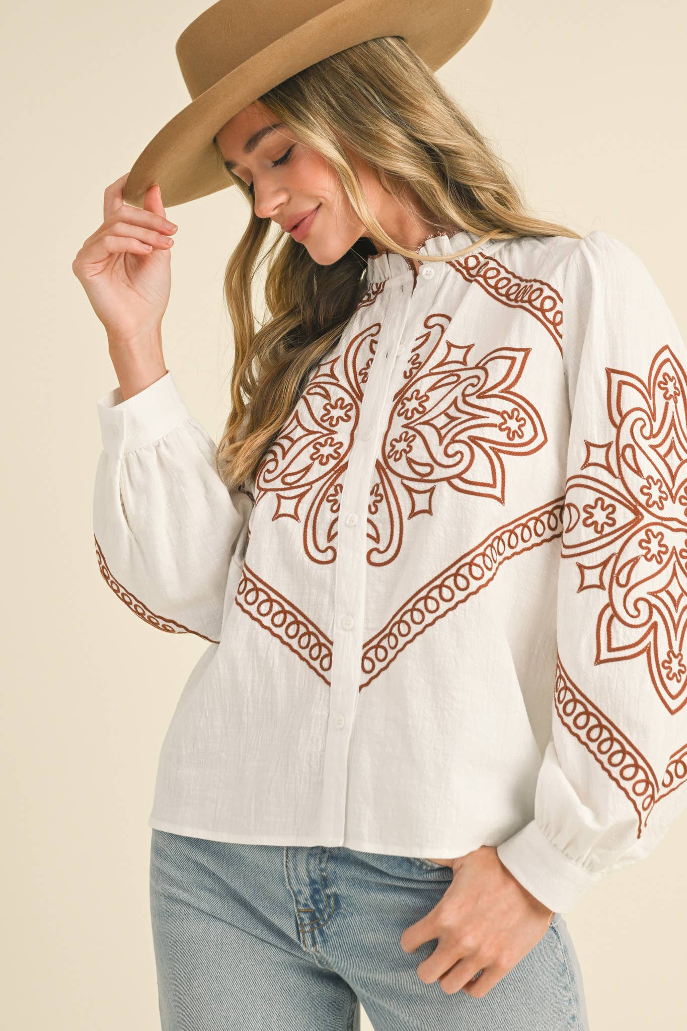 &MERCI – Engroshandel Skjorte med buttondown – til kvinder – BRODERET MOCK NECK KNAPPEBLUSE MTP333619