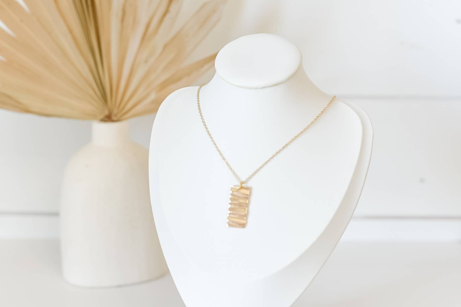 Bella Rey jewelry - Vendita all'ingrosso Collana con ciondolo/pendaglio - Collana con ciondolo a barra ondulata Loryn placcata in oro 18k1