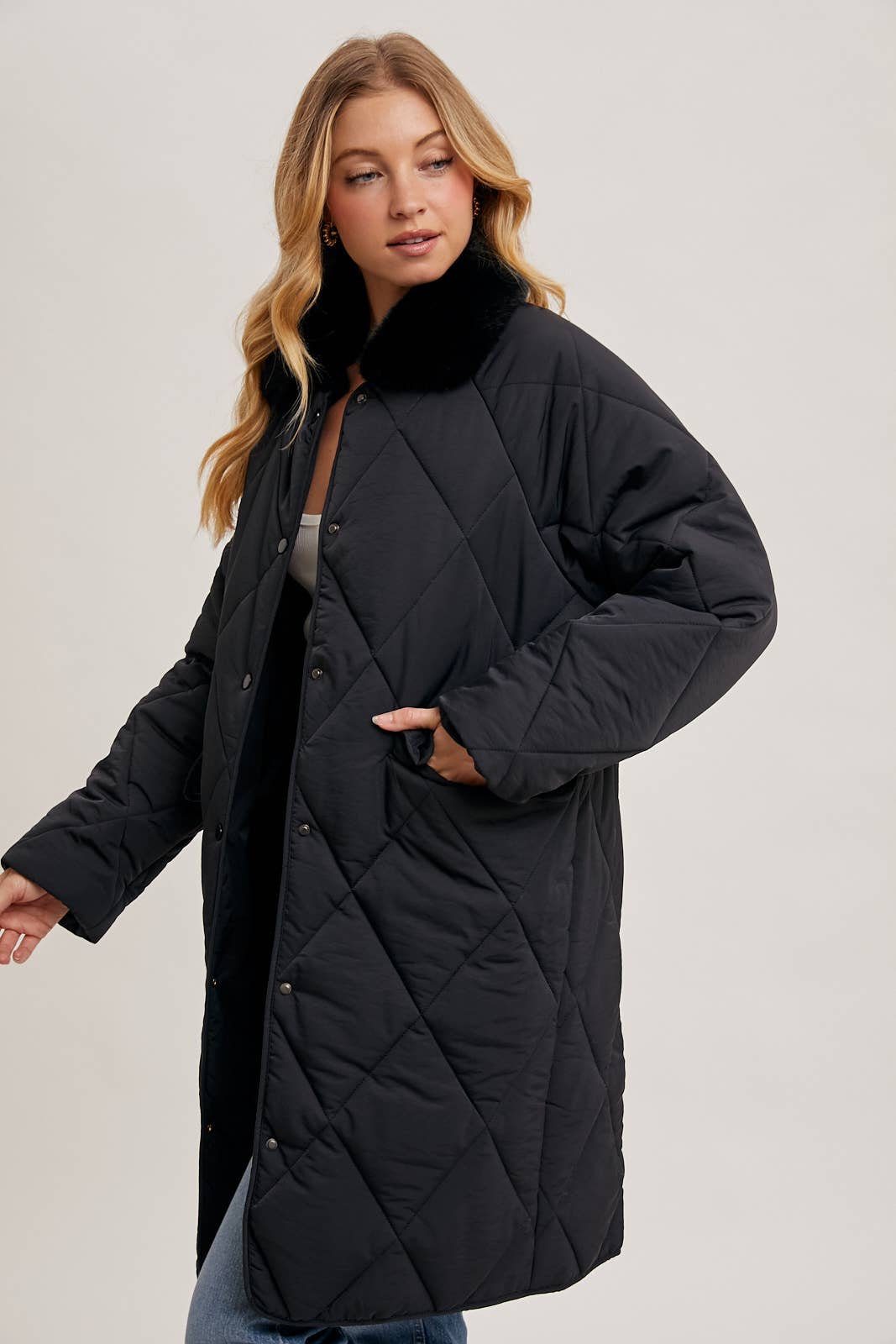 Bluivy - Wholesale Pufferjack - Dames - GEWATTEERDE MIDI-PUFFERJAS MET KRAAG VAN IMITATIEBONT EN KNOOPSLUITING4