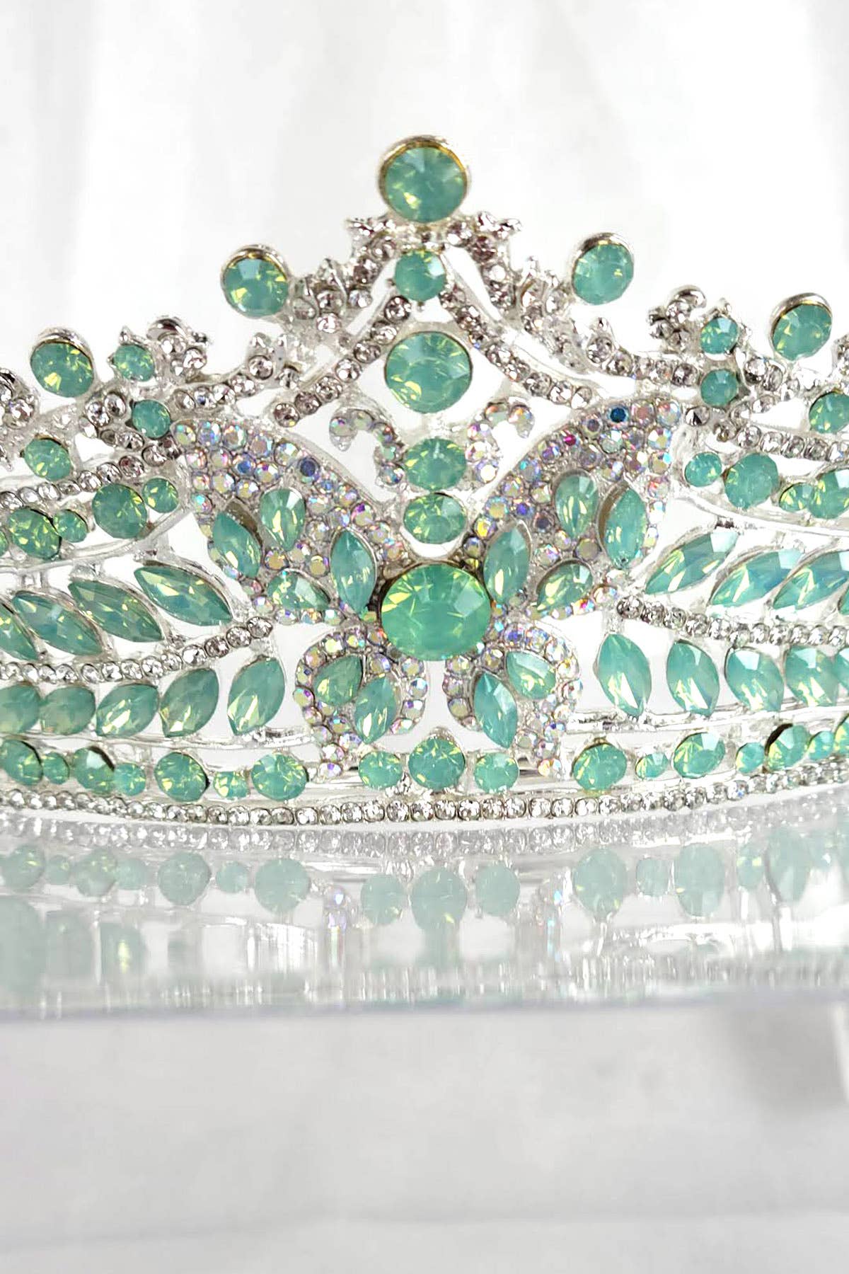 Chicas – Großhandel Tiara – Damen – Schmetterlings-Tiara mit Juwelen und Edelsteinen HT95512