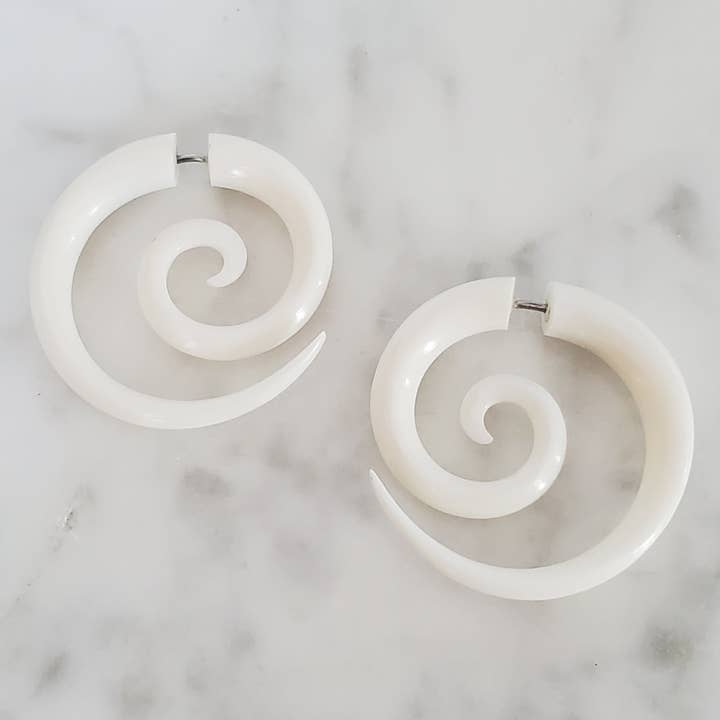 Dalfiya - Wholesale Hoop Earrings - 1.25" Spiral Hoop Fake Gauge Earrings Carved Black Horn Spli