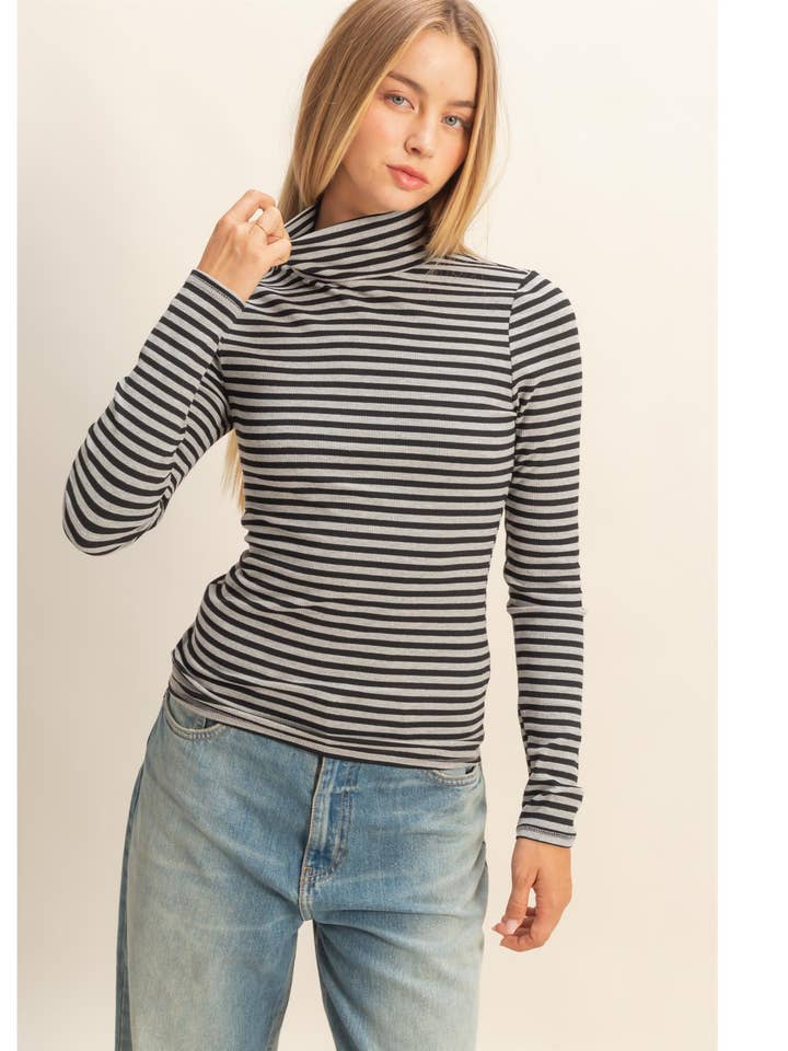 Top de punto ajustado de cuello alto a rayas para venta al por mayor de HYFVE