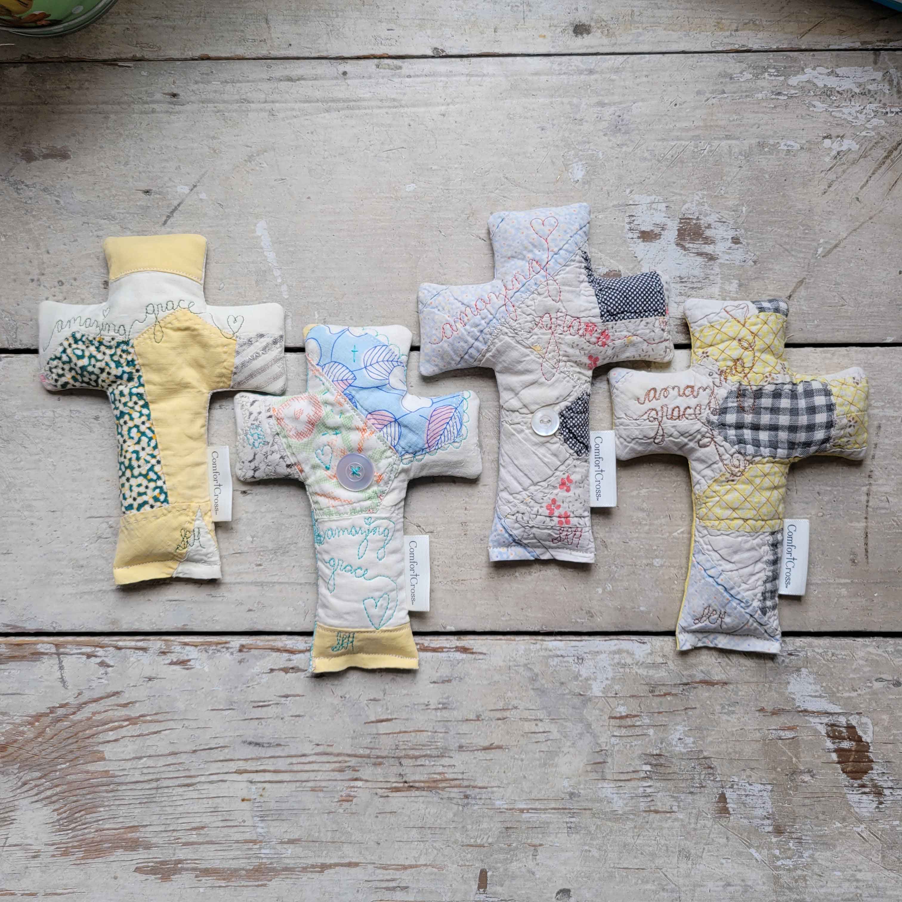 Spring Renee Designs / Comfort Cross - Venta al por mayor Cruz de pared - Cruz de oración acolchada muy desgastada, frases y colores para el día a día3