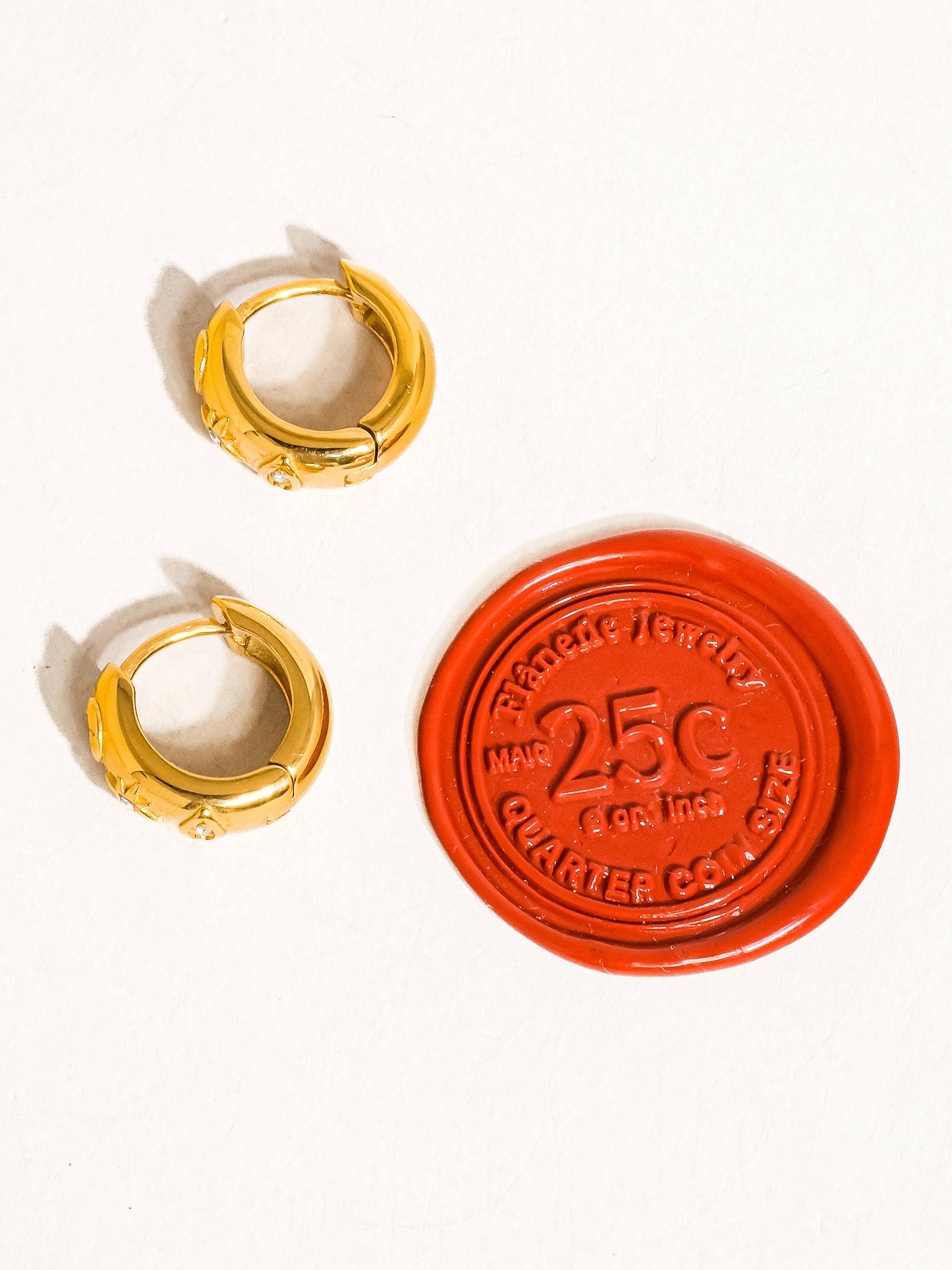 Amarillo Aros de aro con estrella de circonita cúbica chapados en oro 18K que no se empañan de venta al por mayor en Faire2