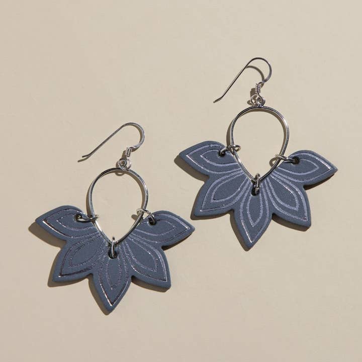 Floras Gris Ombre pour la vente par Nickel and Suede