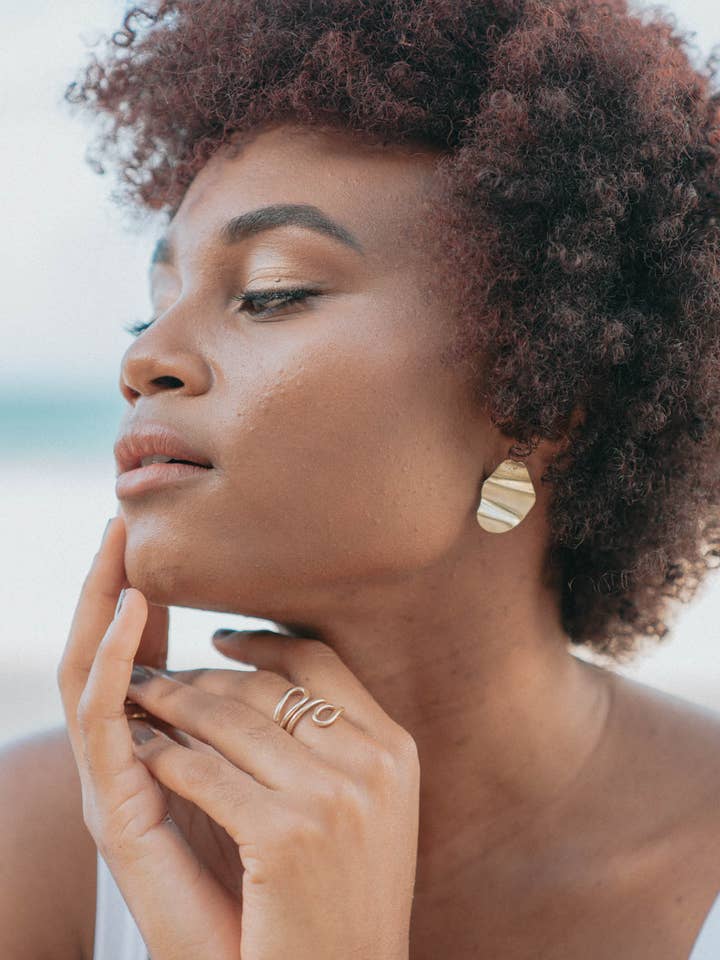 Aire studs for wholesale by Dos Pinceles