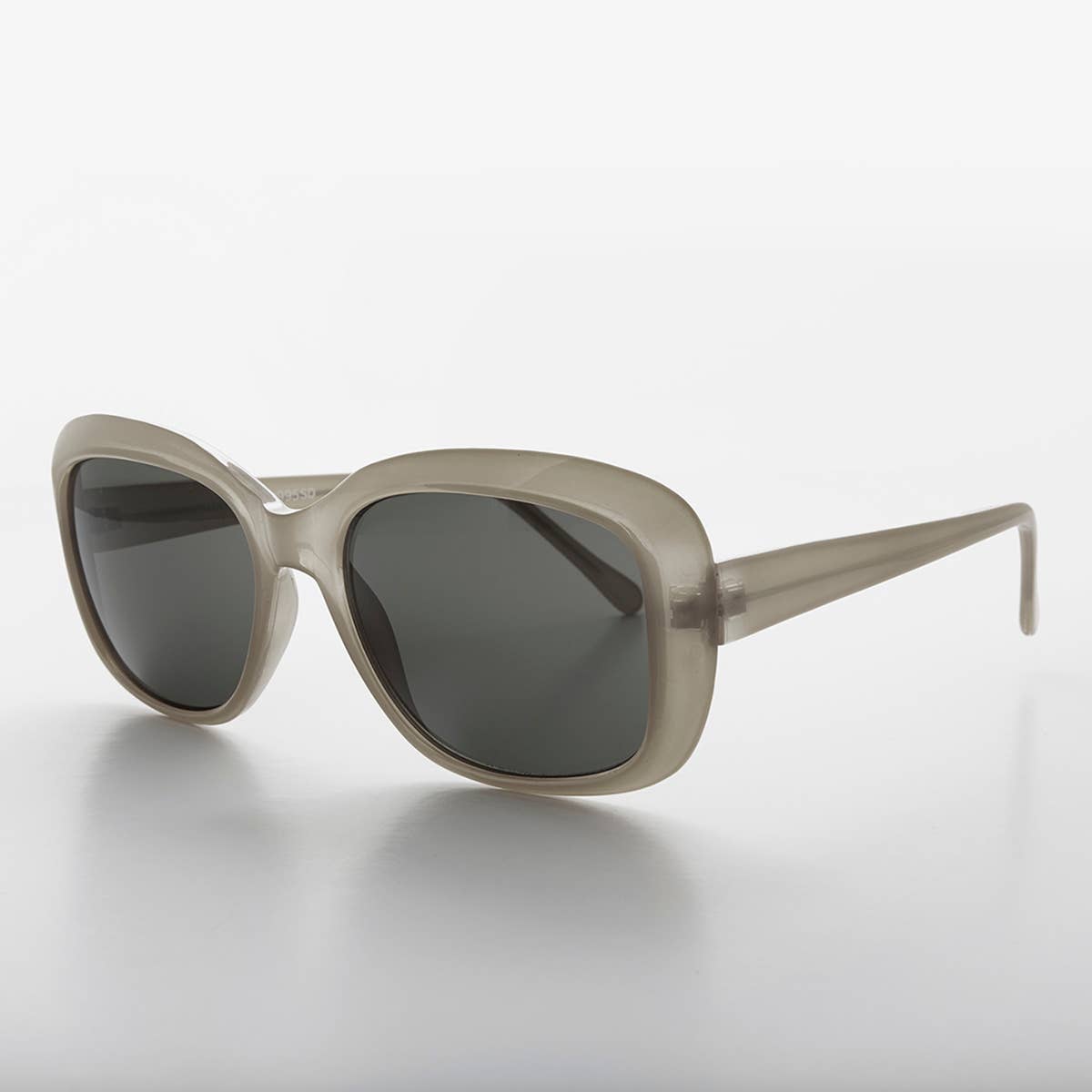 SUNGLASS MUSEUM - Wholesale Sunglasses - Women's - Square Retro Vintage Women's Sunglass - Gwen3