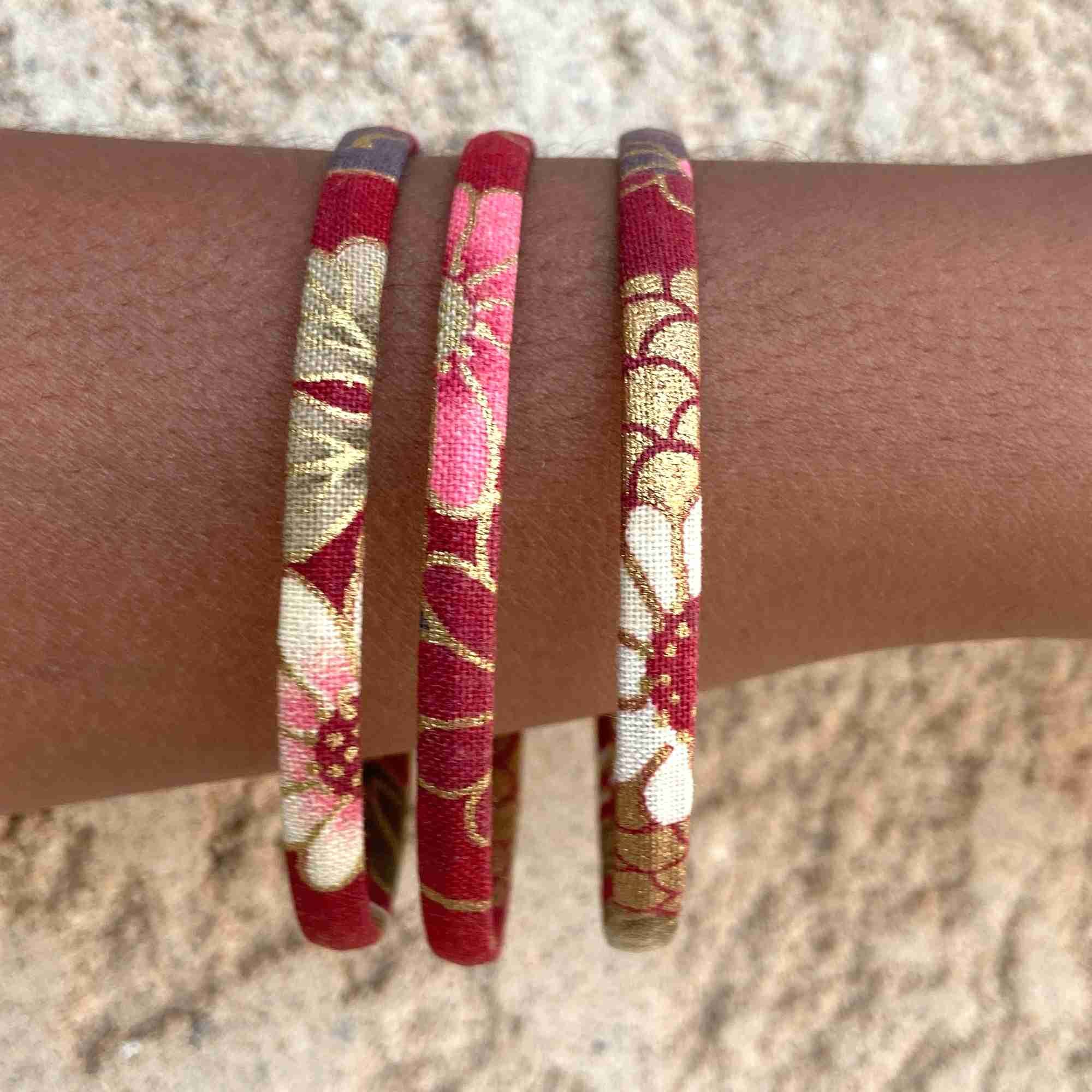 Melokane - Wholesale Bangle Bracelet - Flat bracelet in Japanese fabric Kiku gold on red background0