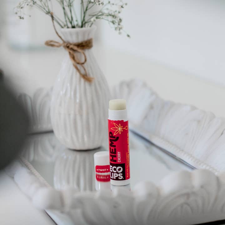 Eco Lips & Bug Soother - Vendita all'ingrosso Burro di cacao - Balsamo per labbra alla canapa Plant Pod con display da 24