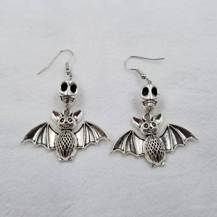 ENA Jewelry - Vendita all'ingrosso Orecchini pendenti - Orecchini gotici di Halloween con teschio e pipistrello0