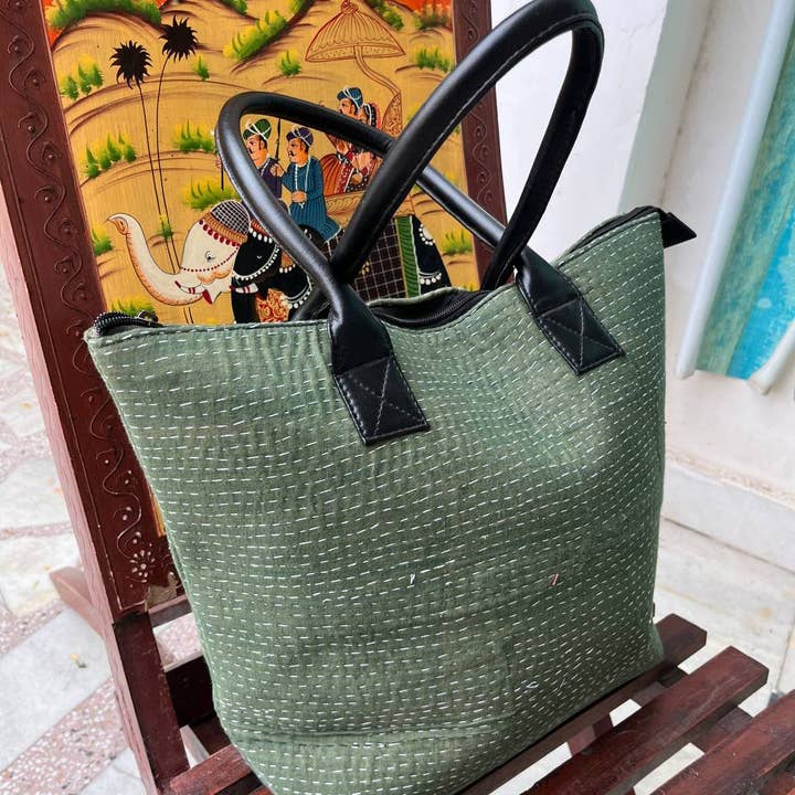 bhavnas boutique - Venta al por mayor Bolsa de asa- Mujer - Bolso Kantha de algodón indio liso verde con correa de piel