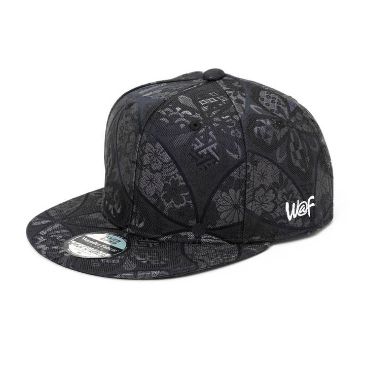 Casquette noire à fleurs japonaises pour la vente par Kimono Cap