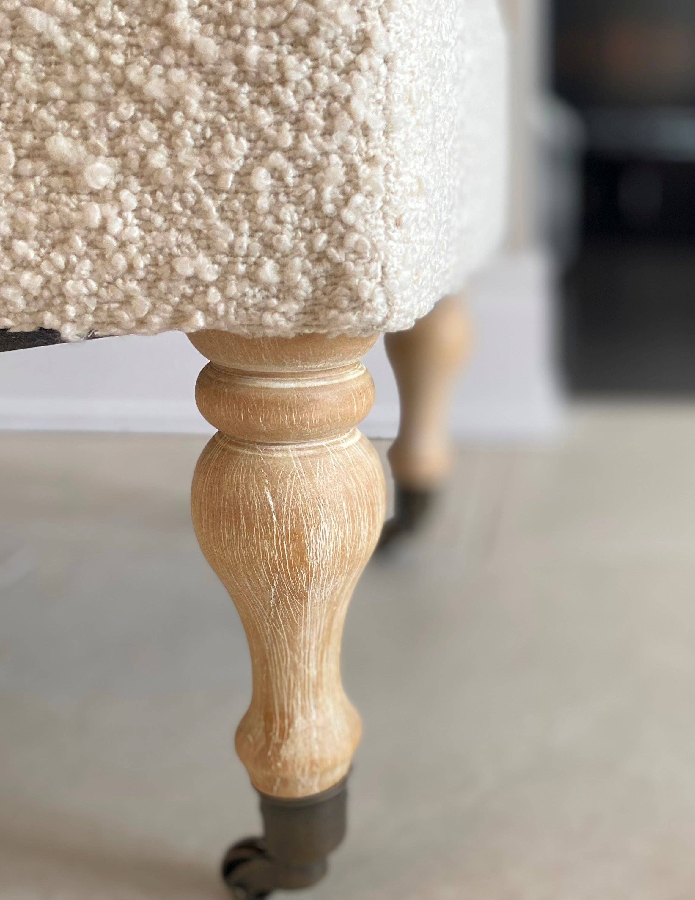 Seat4uhome - Venta al por mayor Bancos - Banco otomano Rovigo tapizado en tela boucle de 48 pulgadas con la parte superior acolchada3