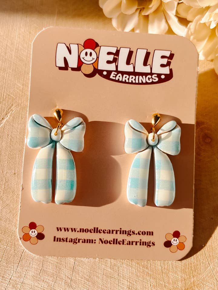 Boucles d'oreilles en argile polymère à nœud vichy bleu clair pour la vente par Noelle Earrings