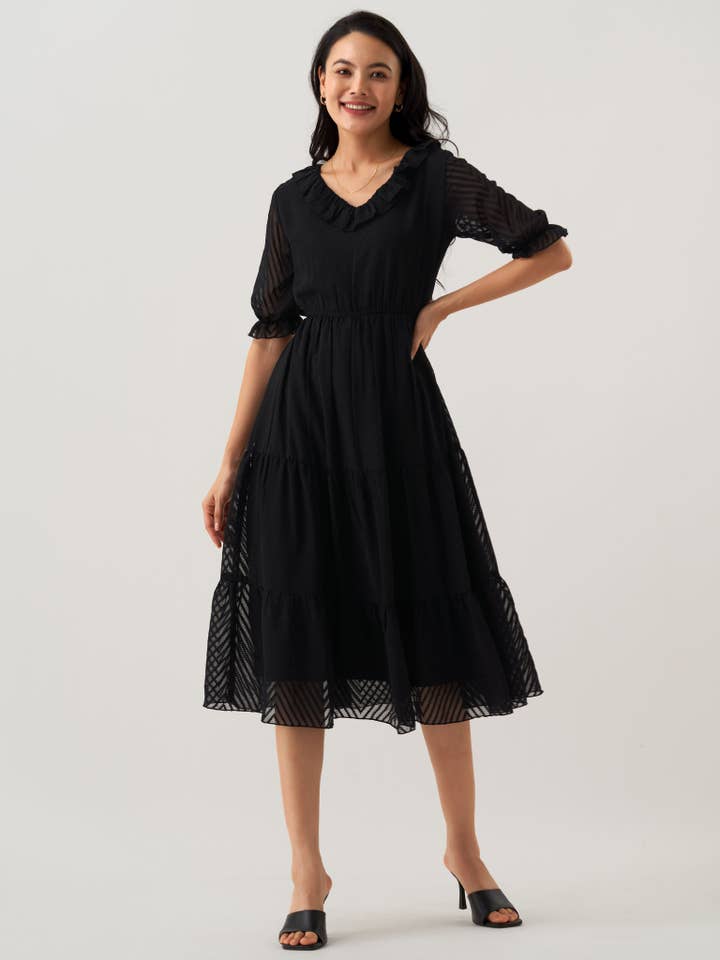 Robe noire à col en V Brasso Swiss Dot en mousseline pour la vente par STYLE INSTANT