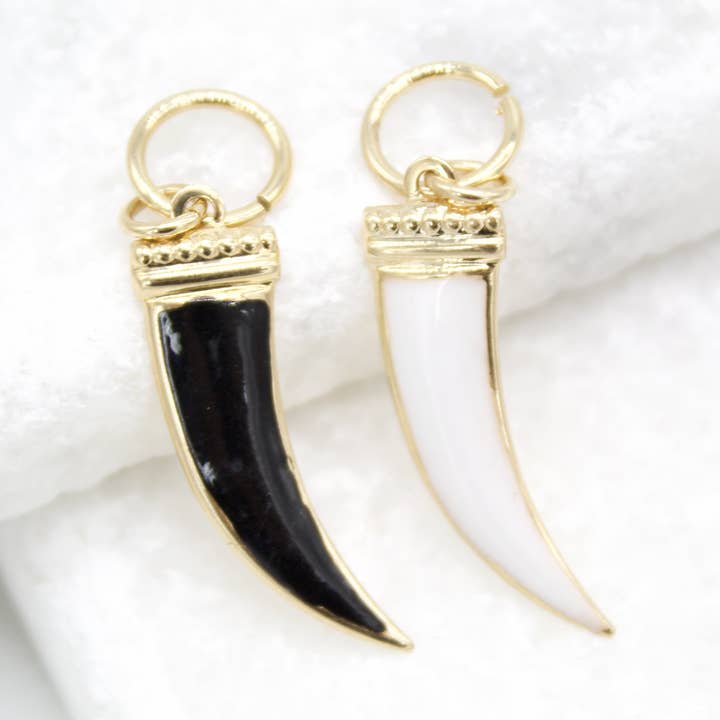 18K Gold Filled Animal Tooth Hanger Charm voor wholesale door MIA Jewelry
