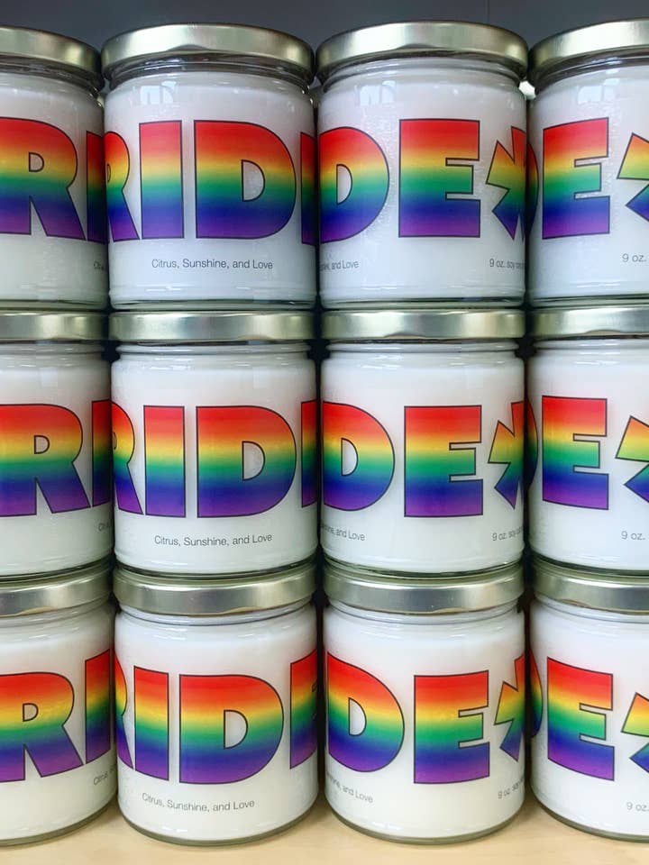 Bougie Glowing PRIDE - Citrus + Sunshine + Love pour la vente par TREE*STAR