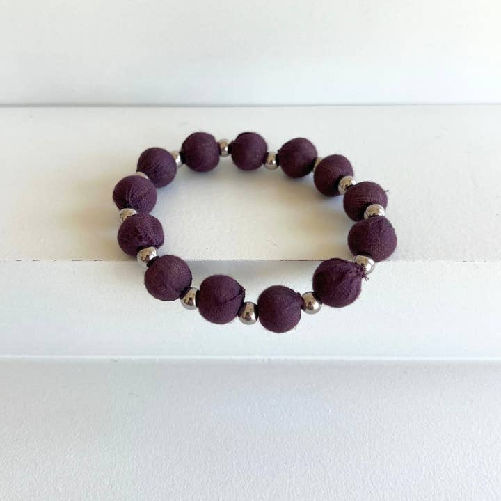 Humble Hilo – Großhandel Perlenarmband – Humble Hilo Sari Schmuck, Textilperlen- und Metallperlenarmband24