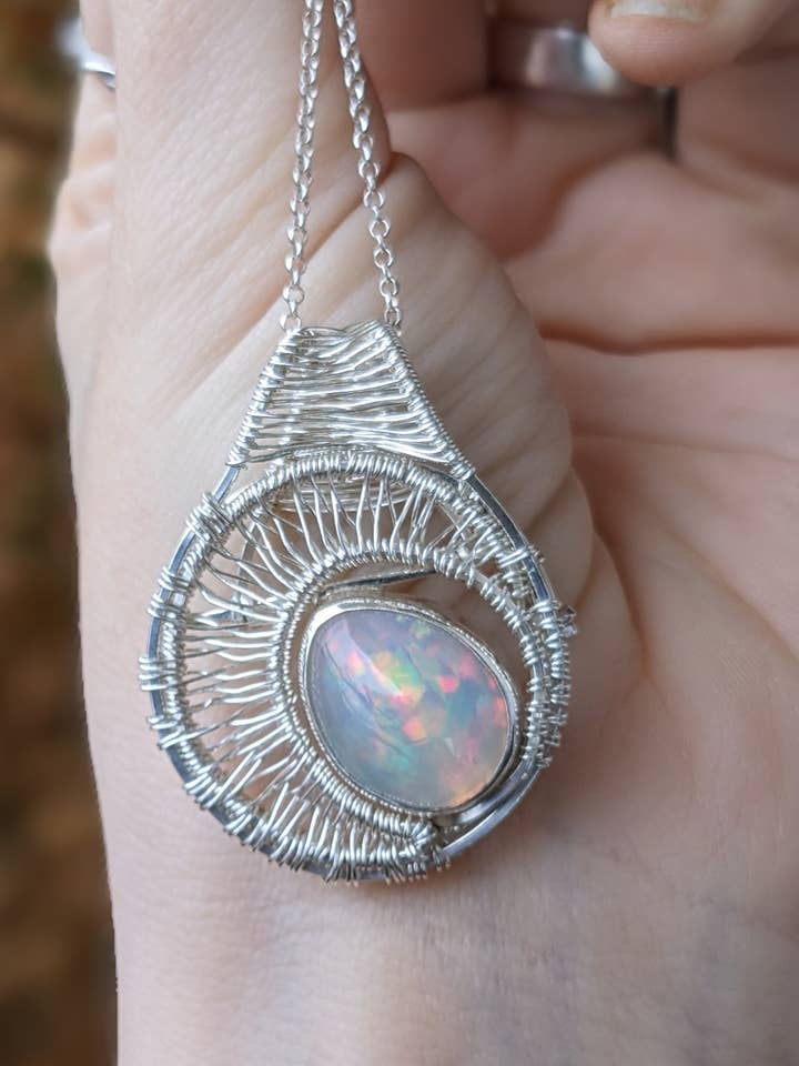 Le Tourbillon Minéral Anhänger aus 950er Silber mit Welo-Opal und Mondsichel-Design für den Großhandel von Le Tourbillon Minéral