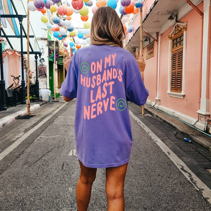 T-Shirt „On My Husband's Last Nerve“, Violett für den Großhandel von Sweetees Apparel