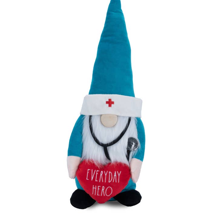 DesignStyles Home - Vendita all'ingrosso Decorazioni da tavolo - Rae Dunn «Everyday Hero», gnomo infermiera in peluche con cuore0