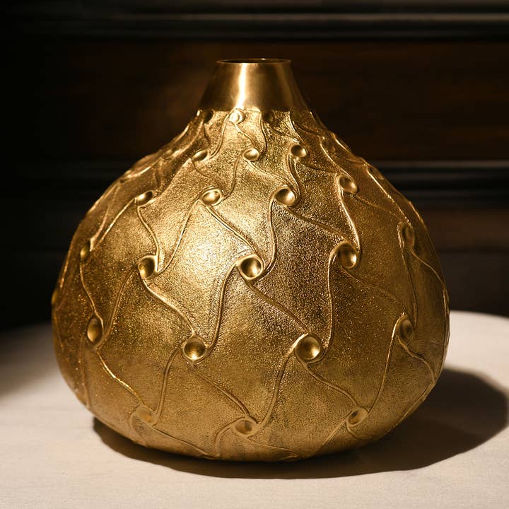 Vase en laiton de style musée pour la vente par Byaas