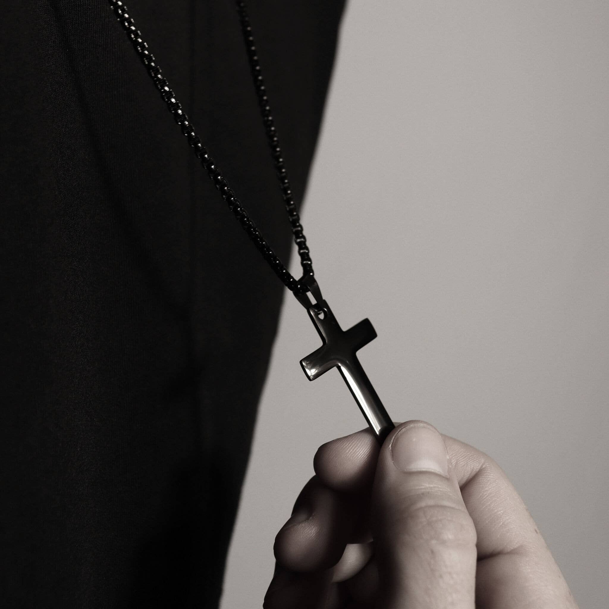 WJW – Engroshandel Halskæde med vedhæng – WJW Korshalskæde i rustfrit stål med kasseled 24" og 18K PVD-belægning8