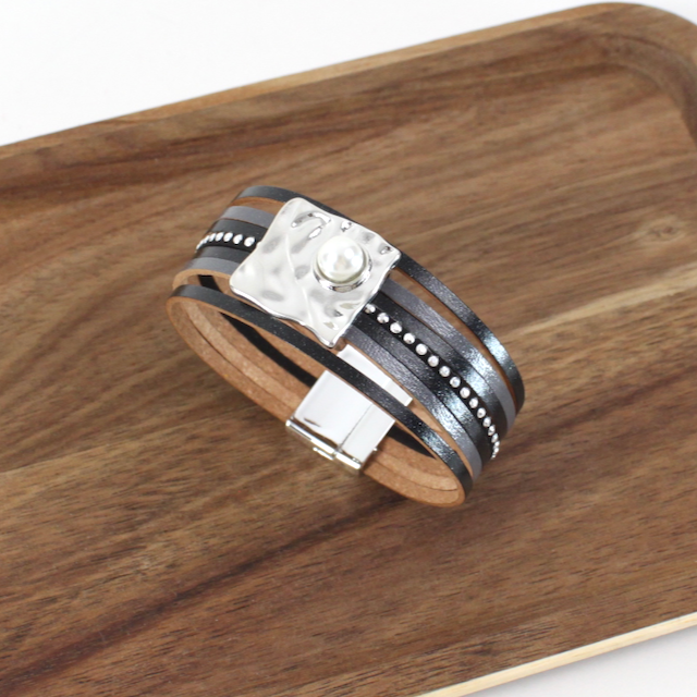 Pretty Persuasions - Vendita all'ingrosso Bracciale a polsino - B22088 Bracciale avvolgente in pelle PU decorata con perle sintetiche3