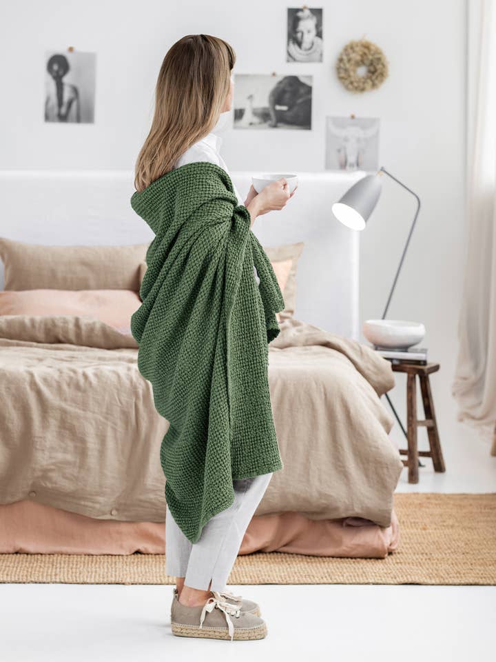 Linen waffle throw blanket in Forest green for wholesale by MagicLinen (We handle U.S. import procedures for you)
