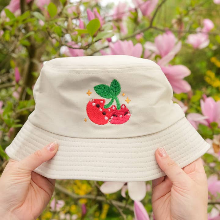 Cute Cherry Cat Beige Bucket Hat pour la vente par Sparkles in the Wild