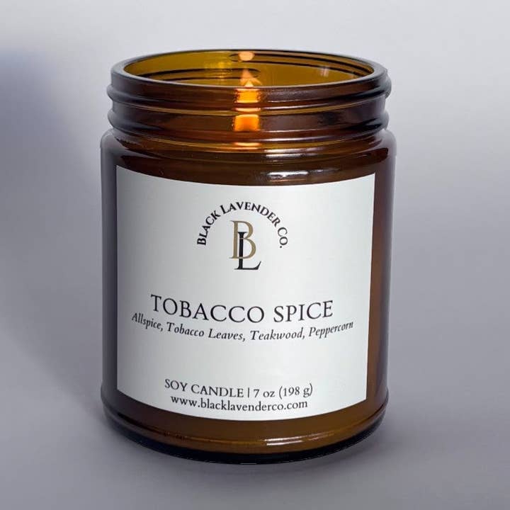 Tabak Specerij Kaars - 7 oz. Amber Glas voor wholesale door Black Lavender Co.