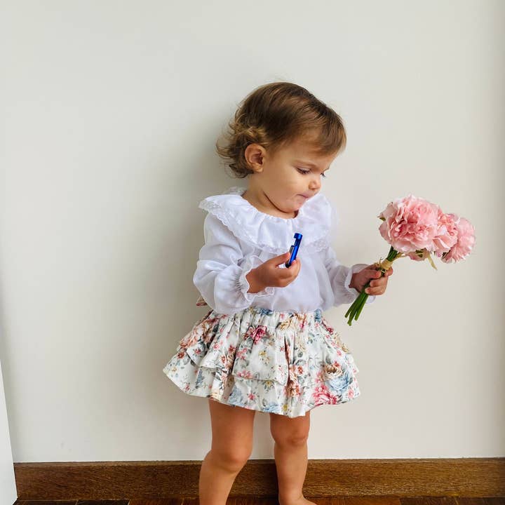 Blomsterundertrøje i hør med flæsekant for engroshandel hos Baby Popit