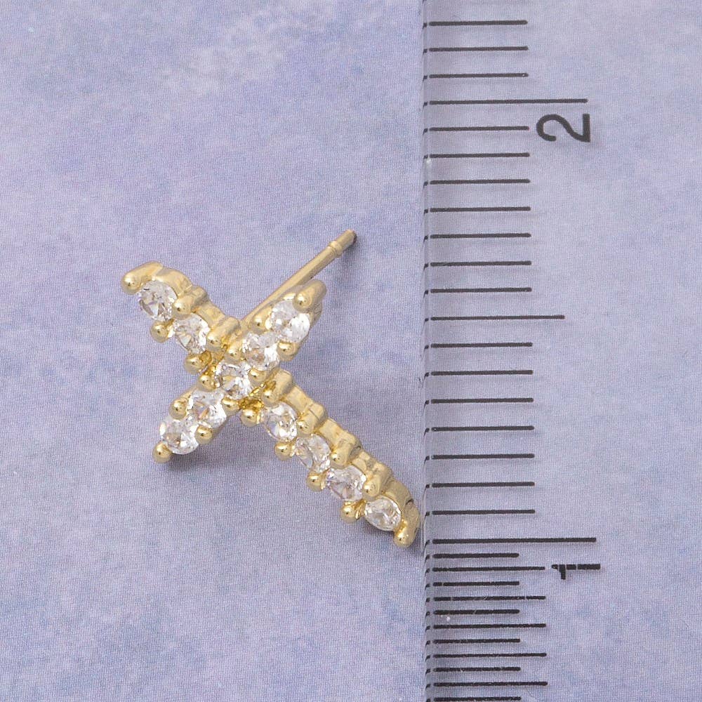 Fame Accessories – Brincos de pino por atacado – Brincos de Tacha com Cruz de Gemas em Círculo Banhados a Ouro3