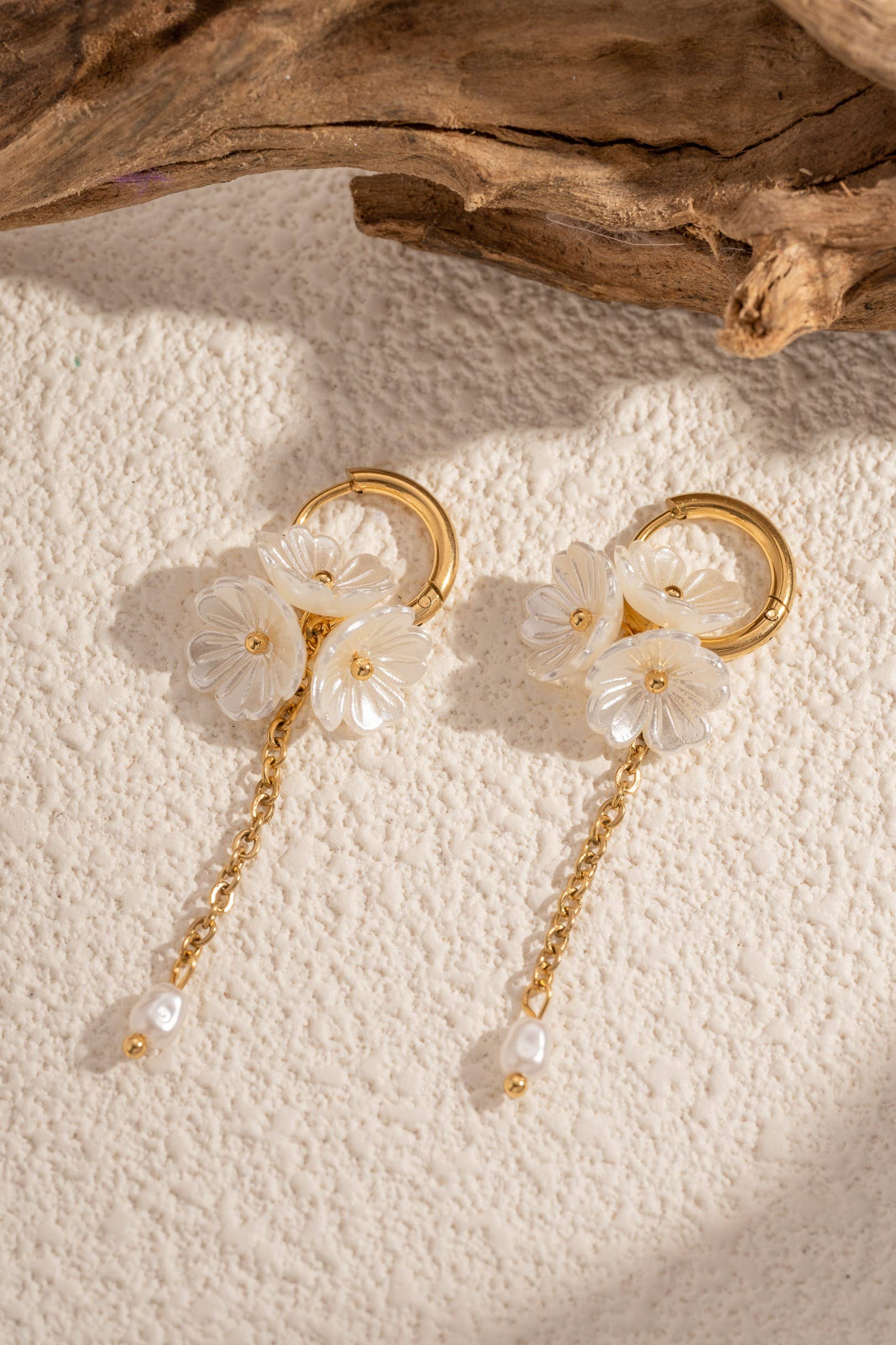 COSMOS - Wholesale Dangle Earrings - Golden floral earrings with elegant dangling pearls1