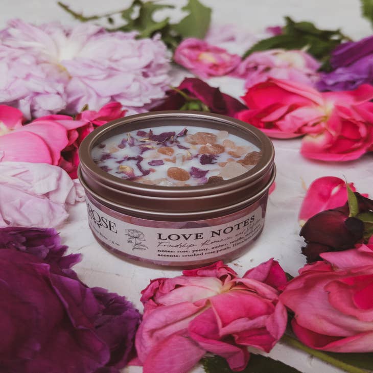 Love Notes, candela di soia con petali di rosa e fiori di sale dell'Himalaya,  colore rosa all'ingrosso per il tuo negozio - Faire Italia
