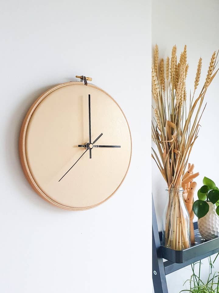 RELOJ DE PARED DE CUERO — TAMAÑO MEDIANO — CREMA NACARADA para venta al por mayor de Linael