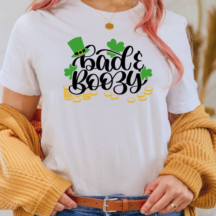 T-shirt per il giorno di San Patrizio con grafica Bad And Boozy per la vendita all'ingrosso da parte di Londas Trendy Tees