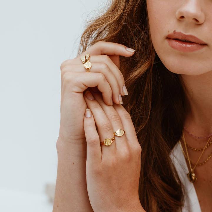 Anello con sigillo in oro a strisce per la vendita all'ingrosso da parte di My Treasure Hunts