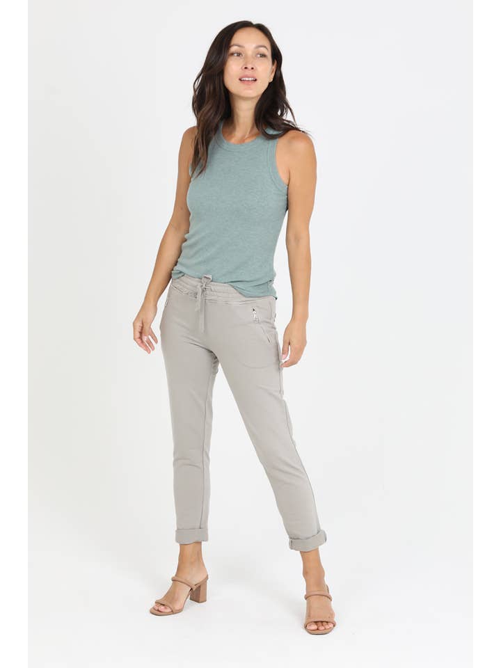 Nostalgia - Vente Pantalon d'intérieur/de jogging – femme - JOGG DE JOGGING EN TISSU ÉPONGE NP746-ASIS AVEC LIEN À NOUER SUR LE DEVANT ET POCHE ZIPPÉE48