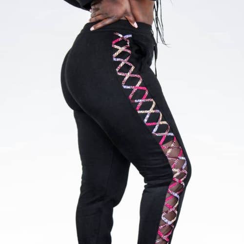Pantalon de jogging en maille noire Aya pour la vente par WHOLIFECO