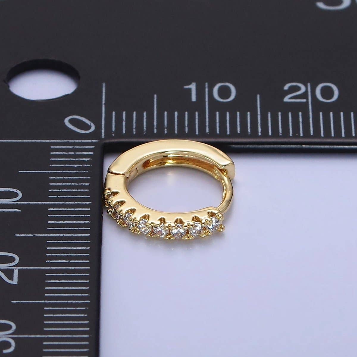 Aim Eternal - Vendita all'ingrosso Orecchini a cerchietto - Orecchini Huggie con micro pavé da 15 mm riempiti in oro 14 carati | P0792