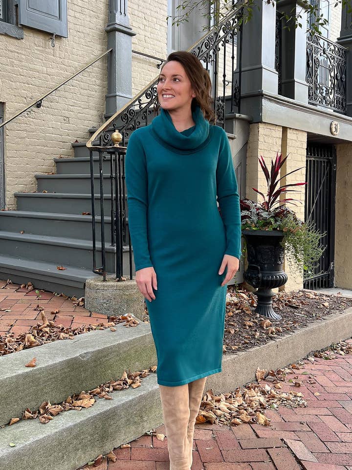 EL VESTIDO JERSEY CON CUELLO ALTO EMERY EN ESMERALDA para venta al por mayor de Jupe De Abby